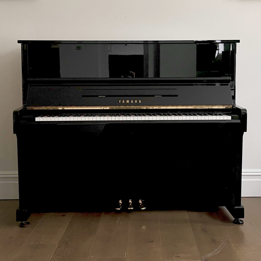 Yamaha-U10BL-Upright-01-