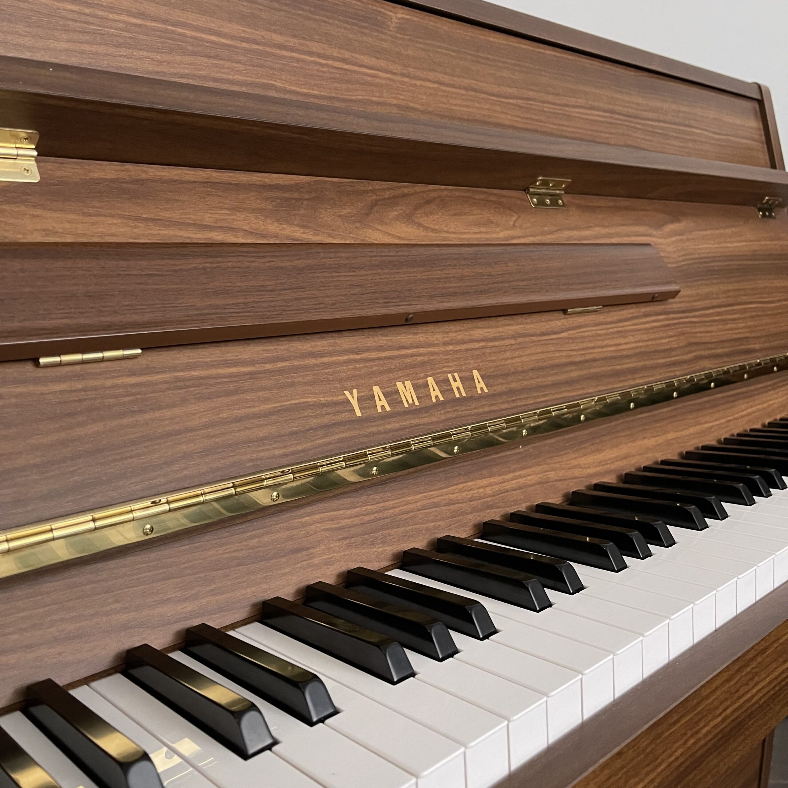 A Yamaha E108 Upright Piano - Image 6