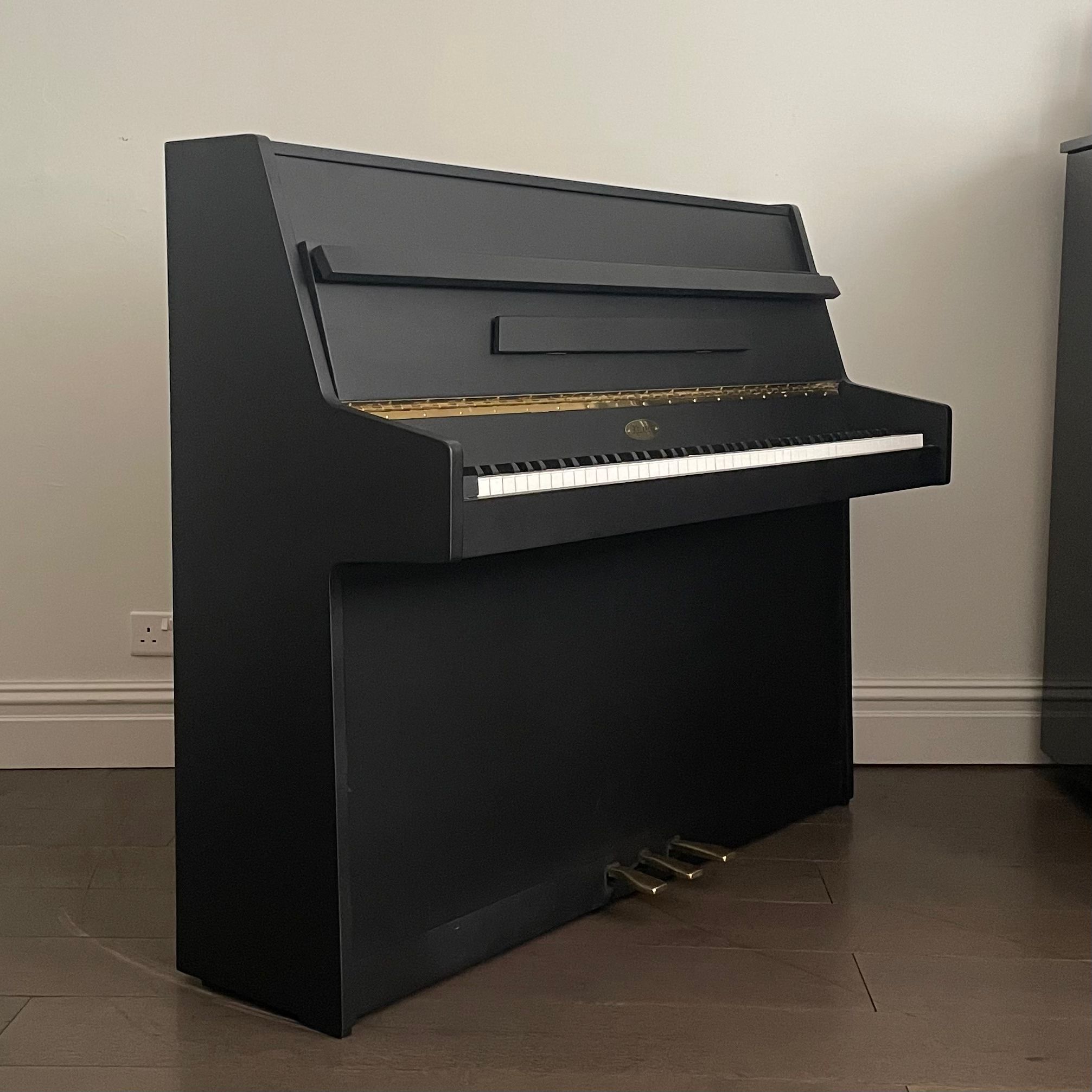 A Kemble Painted 7 Octaves Upright Piano - Image 3