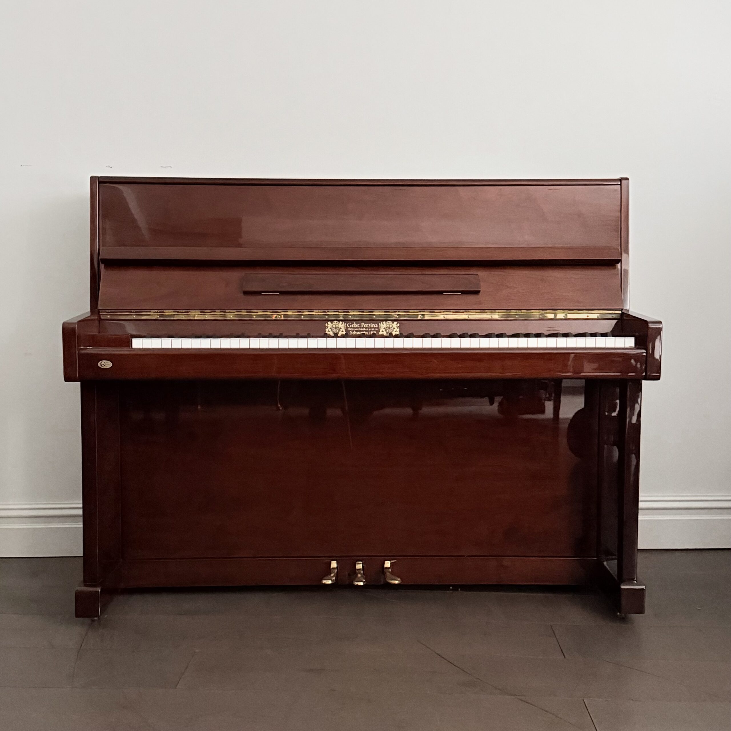 Gabe. Perzina GP112 Upright Piano